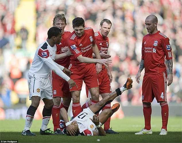 Trong cuộc đọ sức hồi năm 2011 tại Anfield, tiền vệ Nani bị chảy máu ống đồng rất khủng khiêp sau pha vào bóng thô bạo của Carragher