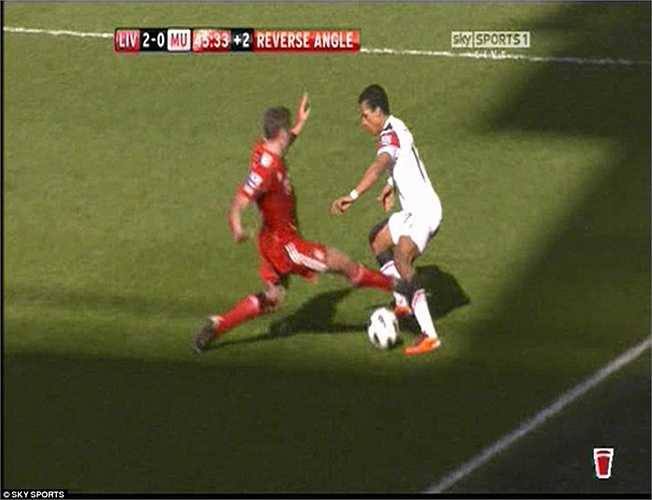 Cú xoạc bóng này có thể khiến Nani bị hủy hoại sự nghiệp