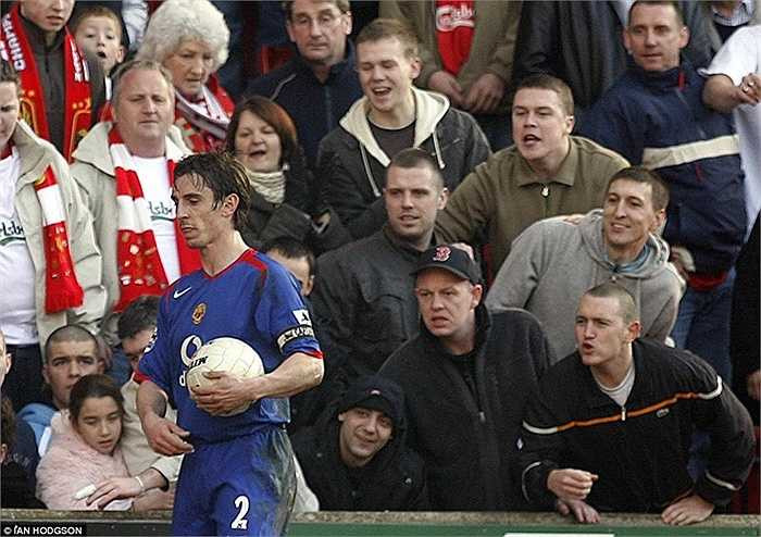 Dù những CĐV Liverpool có nhiệt tình cỡ nào, Neville vẫn làm ngơ