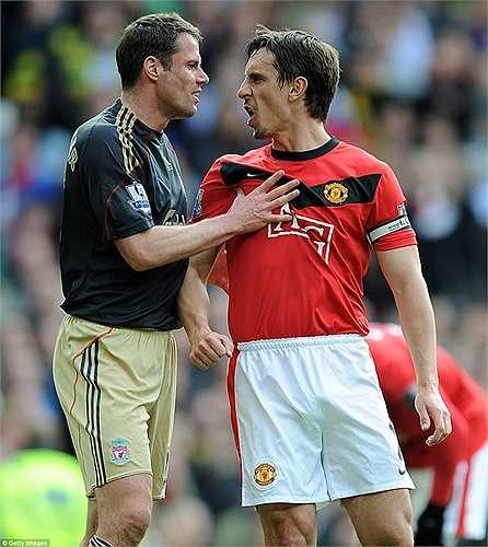 Ngay cả với người đồng đội ở ĐT Anh, Carragher, Gary Neville cũng không ngần ngại 'bốc hỏa'. Anh thường xuyên tỏ thái độ hung hãn trước người đàn em mỗi khi xảy ra va chạm