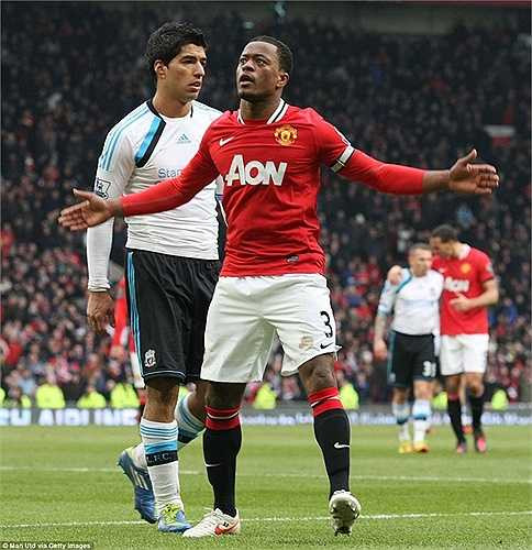 Để trả đũa, Evra đã ăn mừng như thể vớ được sau khi MU vượt qua Liverpool tại Old Trafford. Điều đáng nói, cầu thủ đang khoác áo Juventus cố tình trêu tức Suarez khi ăn mừng trước mặt anh này