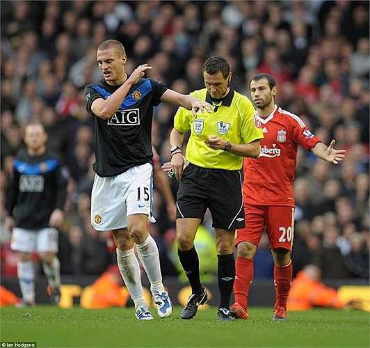 Không chỉ thường xuyên nhận thẻ đỏ, Vidic còn thường xuyên mắc sai lầm khi đối đầu với tiền đạo Fernando Torres của The Kop