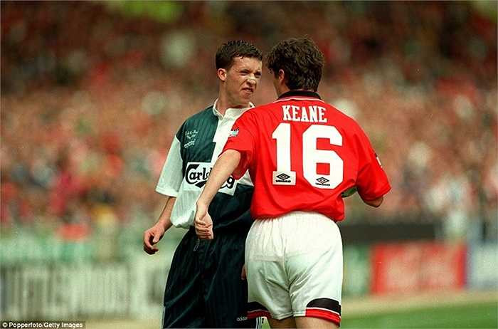Trong trận chung kết FA Cup năm 1996, 2 huyền thoại Roy Keane và Robbie Fowler cũng đã cãi lộn ngay trên sân