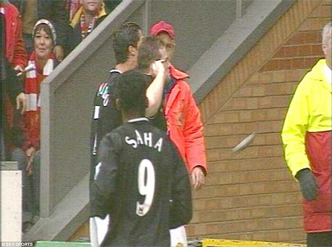 Tháng 1/2005, Rooney trong lần đầu tiên chơi bóng ở Anfield trong màu áo MU đã ăn mừng theo kiểu nghe điện thoại để đáp lại những chỉ trích của CĐV Liverpool nhằm về phía anh sau khi Wazza chuyển tới MU