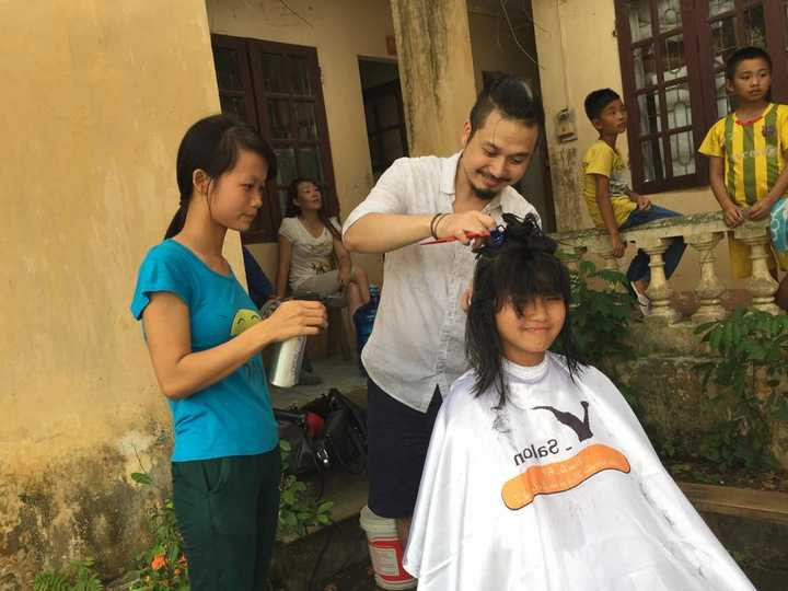 Quang Vinh thường xuyên đi từ thiện ở những nơi khó khăn