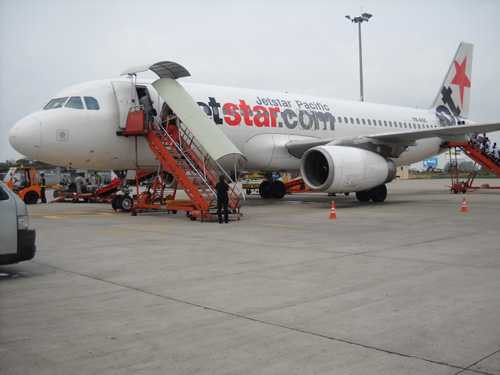 Sáng 11/9, một chiếc xe thang đã va quệt vào đuôi máy bay Jetstar tại sân bay Tân Sơn Nhất Sáng 11/9, một chiếc xe thang đã va quệt vào đuôi máy bay Jetstar tại sân bay Tân Sơn Nhất