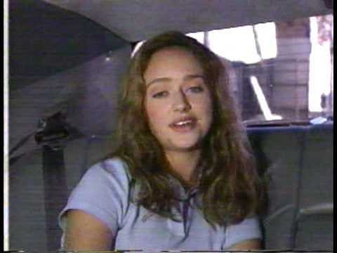 Phong cách duyên dáng khi bơi lội đã giúp Marzena giành được vai diễn. Trước Cô gái đại dương, Marzena đã có một vài vai diễn khách mời trong bộ phim Round the Twist. Neri được khán giả yêu thích nhờ tình yêu với động vật, tính cách chân thật, dũng cảm.