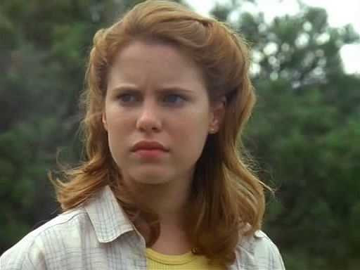 Người thể hiện vai Mera là diễn viên Lauren Hewett. Lauren sinh năm 1981, tham gia hoạt động nghệ thuật từ nhỏ và được học nhảy và hát. Sau khi tham gia một quảng cáo, Lauren trúng vở nhạc kịch The Seven Little Australians. Trước khi đến với Cô gái đại dương, Lauren đã là diễn viên nhí khá nổi tiếng. Năm 1991 và 1993, cô bé đoạt giải thưởng AFI Awards. Đóng nhiều phim khác nhau, Lauren được chú ý hơn cả là tác phẩm Strictly Ballroom.