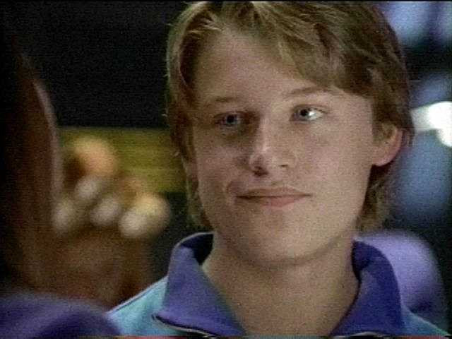 David Hoflin - Jason Bates: Nếu Neri là mẫu bạn gái được các chàng trai yêu mến thì Jason Bates chiếm được cảm tình của khán giả nữ. Là con trai cả của một nhà nghiên cứu tại Trung tâm nghiên cứu khoa học đại dương Australia, Jason có dịp được đi cùng mẹ khám phá đại dương. Anh chàng khá thông minh, tinh thần trách nhiệm cao, xuất sắc trong việc giải quyết vấn đề. 