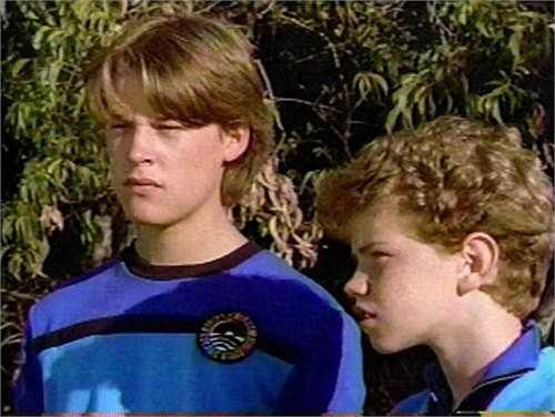 Jeffrey Walker - Brett Bates: Trong phim, Jason Bates có cậu em trai Brett Bates, tính cách khá láu lỉnh, nhanh nhẹn và rất yêu quý Neri. Brett do nam diễn viên người Australia - Jeffrey Walker - thể hiện. Anh sinh năm 1982 ở Melbourne và bắt đầu diễn xuất khi còn rất bé. Năm 1989, Jeffrey đóng vai nhỏ trong bộ phim The Flying Doctor. Ngay sau đó, Jeffrey giành được vai diễn anh em sinh đôi Twist trong series ăn khách Round the Twist.