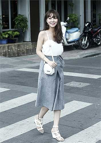 Gần đây nhất, cô đã cho ra mắt MV ca nhạc được dàn dựng chuyên nghiệp cover theo 'Âm thầm bên em' của nam ca sĩ Sơn Tùng M-TP.