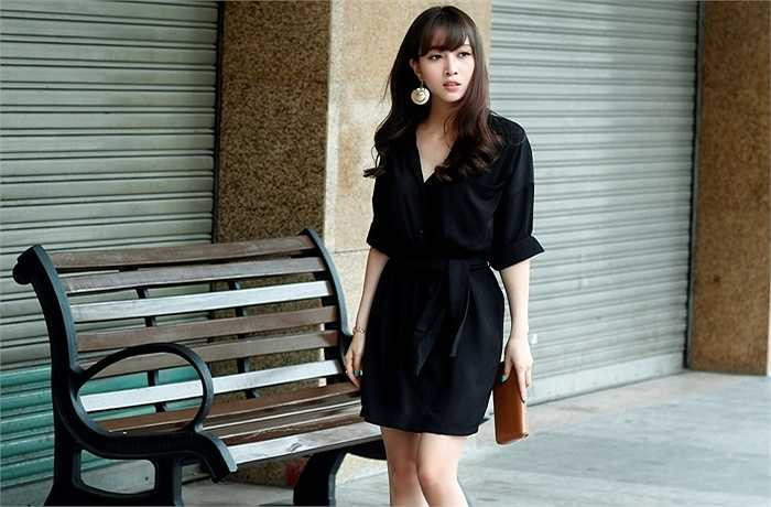 Trong bộ ảnh mới, cô khoe vẻ đẹp cá tính, mạnh mẽ của một hot girl thành phố hoa phương đỏ.