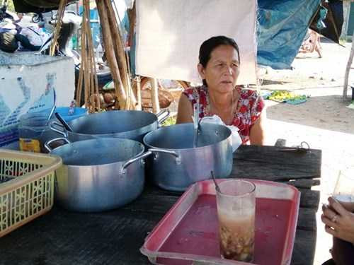 Không có tiền đến lớp, cô học trò nghèo nghỉ học đi…ở đợ