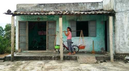 Không có tiền đến lớp, cô học trò nghèo nghỉ học đi…ở đợ