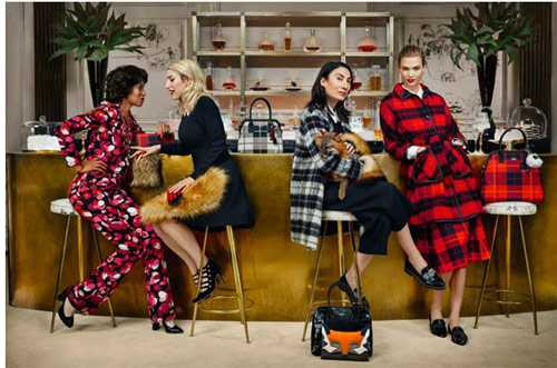 Người mẫu trung niên (thứ 3 từ trái qua) trong một chiến dịch thời trang