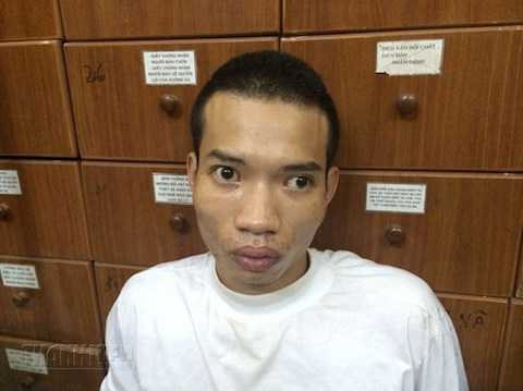 Sau gần 1 ngày bị tạm giữ để điều tra, Đỗ Đức Mạnh Hùng vẫn có biểu hiện “ngáo” đá. Sau gần 1 ngày bị tạm giữ để điều tra, Đỗ Đức Mạnh Hùng vẫn có biểu hiện “ngáo” đá.