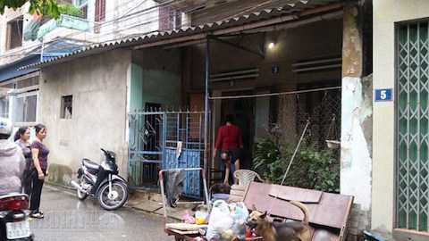 Người dân khu vực xảy ra vụ án mạng vẫn tập trung bàn tán về vụ việc - Ảnh: Văn Đông Người dân khu vực xảy ra vụ án mạng vẫn tập trung bàn tán về vụ việc - Ảnh: Văn Đông