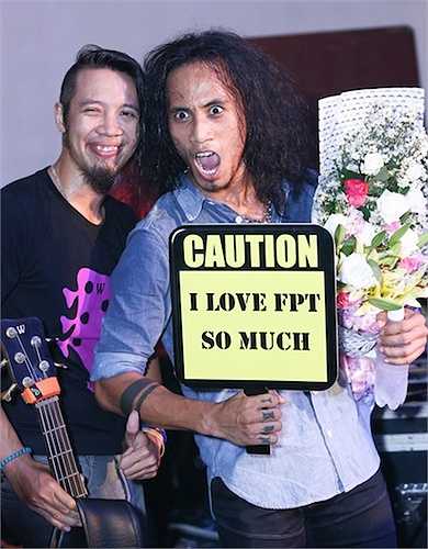 Khác với hình ảnh mạnh mẽ thường thấy, Phạm Anh Khoa và Tuấn Hưng đều rất nhí nhảnh trong hậu trường.