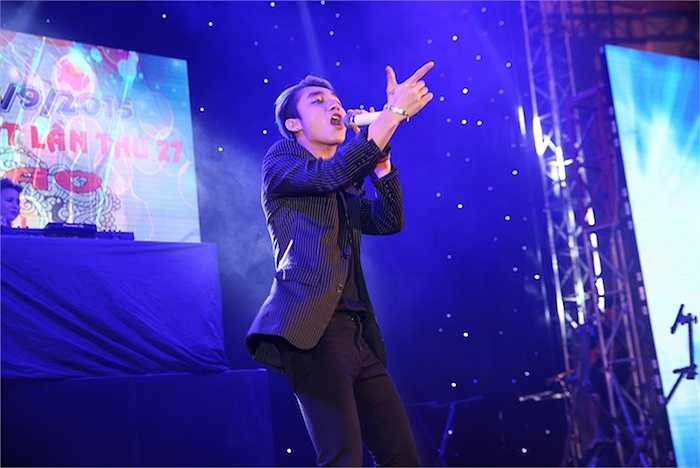 Ngoài Phạm Anh Khoa, Tuấn Hưng, sự xuất hiện của Sơn Tùng cũng làm cho không khí đêm nhạc nóng hơn bao giờ hết. 