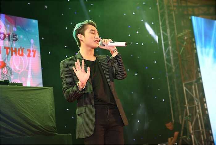 Anh trình diễn nhưng ca khúc đình đám như Cơn mưa ngang qua, Không phải dạng vừa đâu, Em của ngày hôm qua… 