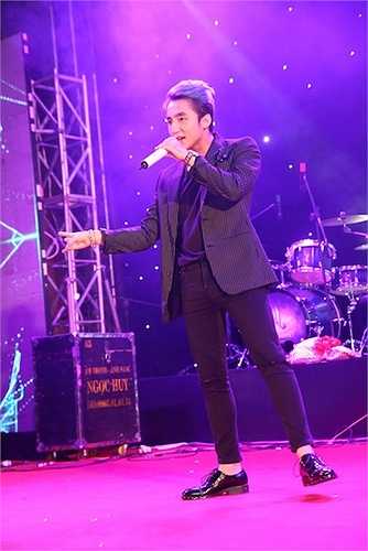 Với phong cách trình diễn sôi động mang đậm dấu ấn riêng, Sơn Tùng khiến khán giả liên tục hò reo.