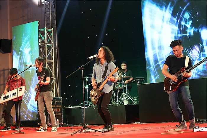 Đêm nhạc được bắt đầu với sự góp mặt của rocker Phạm Anh Khoa. Nam ca sỹ cùng PAK band khuấy động khán giả với những bài hát đậm chất rock quen thuộc như: Chờ người nơi ấy, Sắc màu, Lý Quạ kêu, Hò kéo lưới…