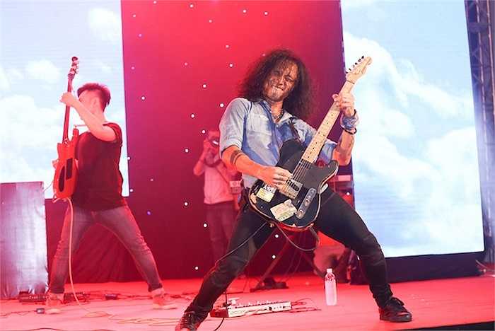 Với phong cách rock hoàn toàn khác lạ và đầy cuồng nhiệt, PAK hòa mình vào khán giả đầy máu lửa. 