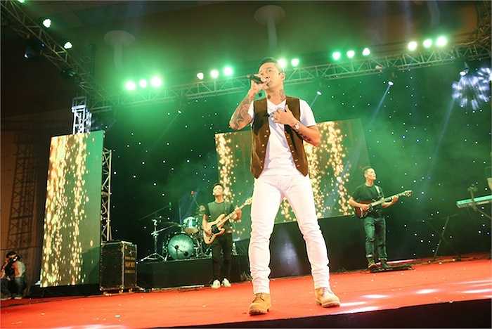 Ca sỹ Tuấn Hưng cũng góp mặt biểu diễn dù bận rộn lịch luyện tập cho đêm chung kết The Voice. 