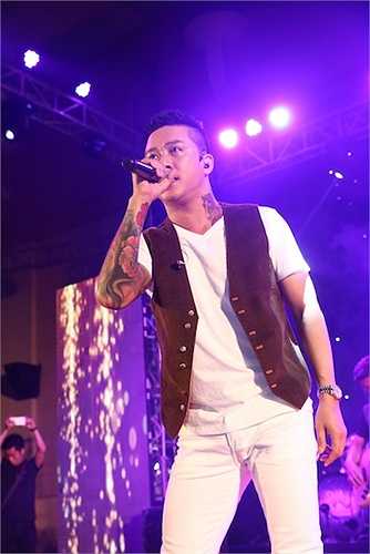 Ngoài bản hit Tìm lại bầu trời, Tuấn Hưng còn mang đến ca khúc 'Happy Birthday' theo phong cách riêng, kết hợp giữa nhạc hiện đại và ca cổ vô cùng thú vị.