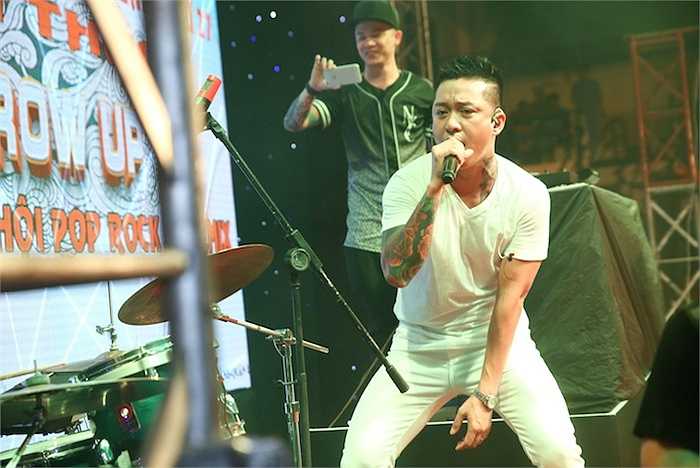 Vì quá sung, Tuấn Hưng thậm chí còn cởi phăng áo khoác và lôi kéo khán giả hoà giọng cùng mình. 