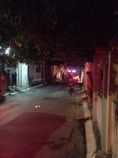 Cảnh sát 113 khống chế Đỗ Đức Hùng và phá cửa nhà lúc 22 giờ 45 ngày 11.9 - Ảnh do anh Trần Minh Đại cung cấp Cảnh sát 113 khống chế Đỗ Đức Hùng và phá cửa nhà lúc 22 giờ 45 ngày 11.9 - Ảnh do anh Trần Minh Đại cung cấp