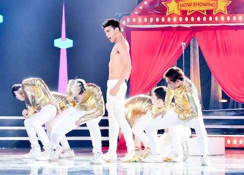 Thuận Nguyễn có màn “lột áo” ấn tượng trên sân khấu để tỏ tình với Sam
