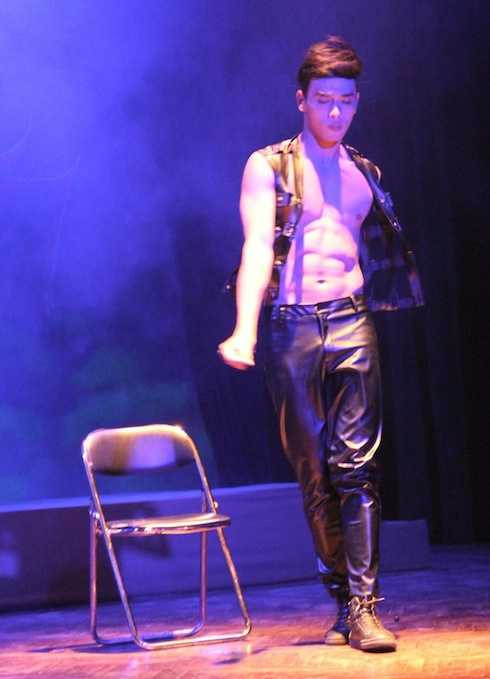  Màn khoe thân nóng bỏng của Thuận Nguyễn trong "Chuyện tình Bangkok".