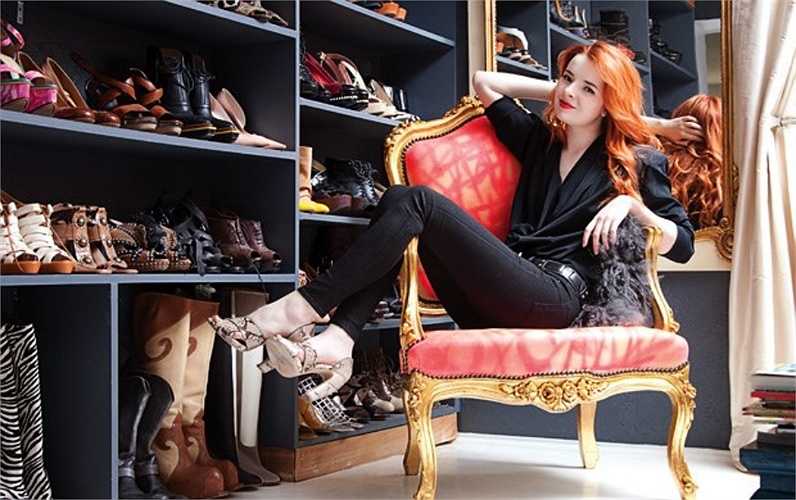 Jane Aldridge, ở Dallas, Texas (Mỹ) bắt đầu viết blog Sea of Shoes từ tháng 4/2007, khi đó Jane mới 15 tuổi. Đúng như cái tên Sea of Shoes, Jane có một niềm đam mê với giày dép và là fan bự của các nhãn hiệu như Margiela, Prada, Comme des Garçons... 