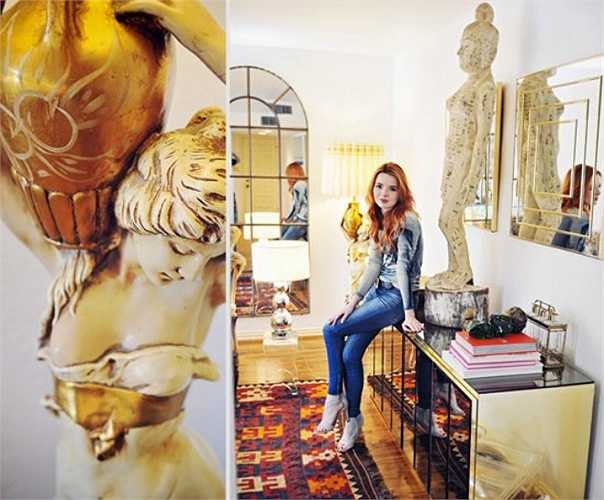 Từ khi mở blog Sea of Shoes đến nay, Janes Aldridge rất thành công và sở hữu cả tủ đồ hàng hiệu với nhiều váy áo, giày dép cổ điển của các thương hiệu nổi tiếng như Chanel, Moschino, Rebecca Minkoff... 