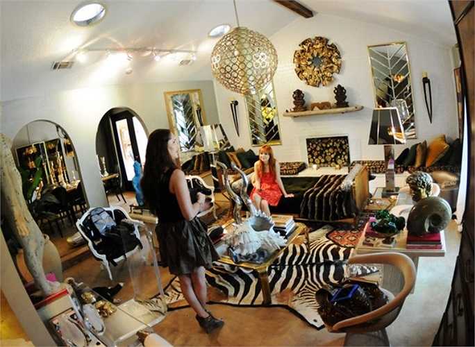 Bên cạnh các nhà mốt lớn như Prada, Dries Van Noten, Stella McCartney, Proenza Schouler..., nàng còn thích sưu tập đồ của các hãng bình dân Urban Outfitters và ShoeMint. 