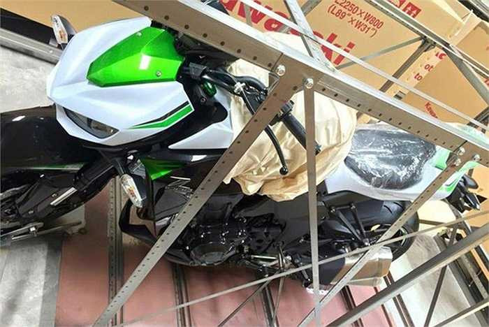 Động cơ của Kawasaki Z1000 kết hợp cùng hộp số 6 cấp. Bình xăng dung tích 17 lít và trọng lượng 221 kg.