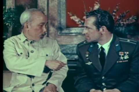 Bác Hồ nói chuyện với phi hành gia Titov Bác Hồ nói chuyện với phi hành gia Titov