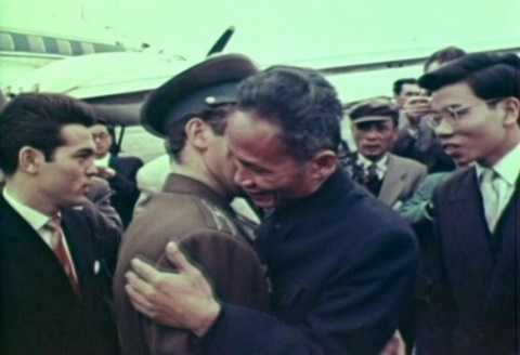 Thủ tướng Phạm Văn Đồng ôm hôn thắm thiết Gherman Titov Thủ tướng Phạm Văn Đồng ôm hôn thắm thiết Gherman Titov