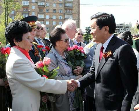 Bà Tamara Vasilevna, vợ phi hành gia Titov gặp Chủ tịch nước Trương Tấn Sang tại Matxcơva tháng 5/2015 Bà Tamara Vasilevna, vợ phi hành gia Titov gặp Chủ tịch nước Trương Tấn Sang tại Matxcơva tháng 5/2015