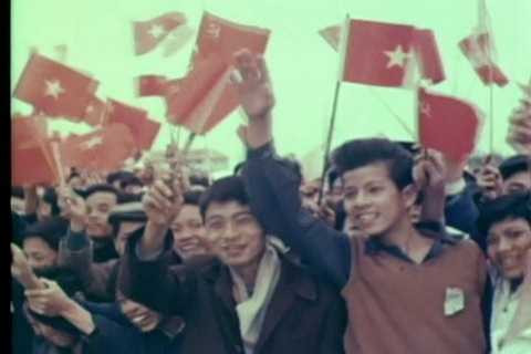 Rừng người reo hò chào đón Nhà du hành vũ trụ Titov Rừng người reo hò chào đón Nhà du hành vũ trụ Titov