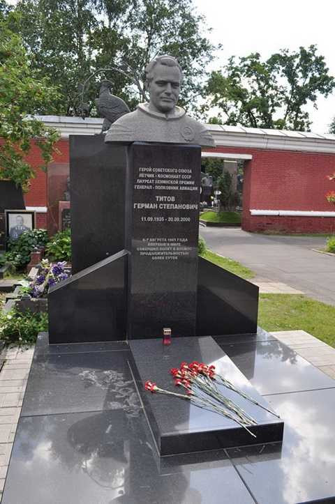 Mộ Titov ở Nghĩa trang Danh nhân tại Matxcơva Mộ Titov ở Nghĩa trang Danh nhân tại Matxcơva