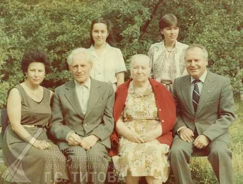 Gia đình Titov (bố mẹ Titov, hai vợ chồng Titovvà hai người con gái) Gia đình Titov (bố mẹ Titov, hai vợ chồng Titovvà hai người con gái)