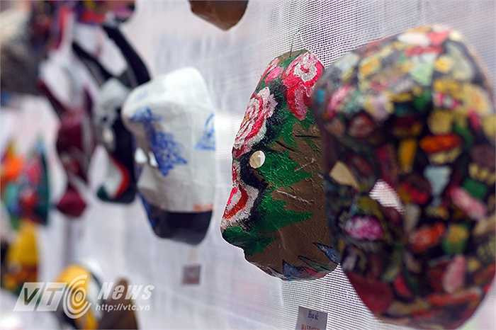 Cứ đến mỗi dịp Trung Thu hay lễ Tết, đồ chơi Trung Quốc lại tràn ngập thị trường bất chấp những cảnh báo nguy hại đới với sức khỏe trẻ em, trong khi đồ chơi văn hóa dân gian Việt Nam lại dang dần dần biến mất. Với mong muốn tạo ra một sân chơi bổ ích, đưa các em nhỏ ghé thăm lại một phần văn hóa đang bị mai một, nhóm giảng viên, sinh viên trường Đại học Mỹ thuật Việt Nam và bạn bè thực hiện dự án ‘Cùng sáng tạo mặt nạ Việt, vui Tết Trung thu’.