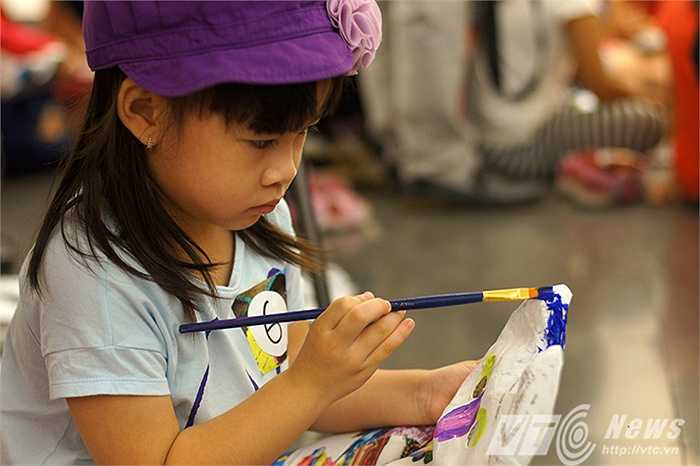 Tham gia dự án, có tới gần 300 em nhỏ với tâm trạng háo hức khi được tìm hiểu ý nghĩa, quá trình hình thành, và phát triển của mặt nạ hay tự tay làm nên những chiếc mặt nạ giấy bồi cho riêng mình.