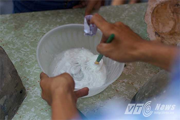 Tại đây, các em nhỏ sẽ được hướng dẫn cụ thể toàn bộ cách làm nên một chiếc mặt nạ giấy bồi.