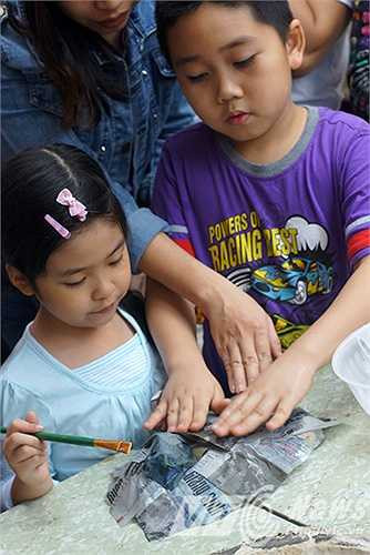 Hay học cách đắp giấy lên những chiếc khuôn lõm.