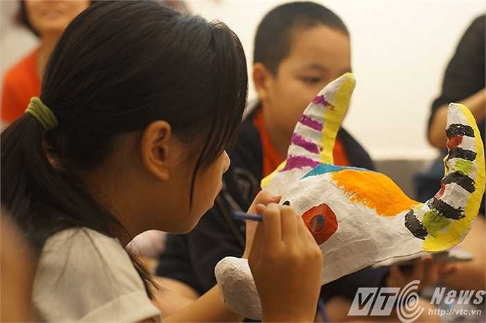 Sau khi những lớp giấy bản trên khuôn đã khô cứng, những chiếc mặt nạ tiếp tục được các em sơn vẽ, trang trí màu sắc theo ý thích mình.