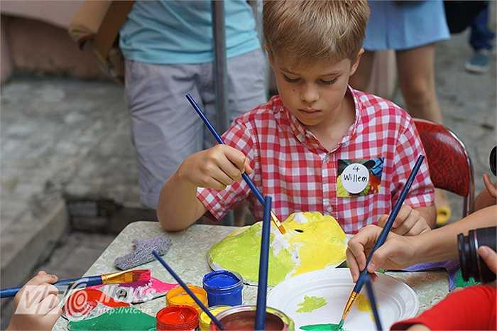 Không chỉ hấp dẫn trẻ em Việt Nam mà còn có rất nhiều em nhỏ nước ngoài cũng vô cùng thích thú khi được tự tay làm nên những chiếc mặt nạ giấy bồi cho riêng mình.