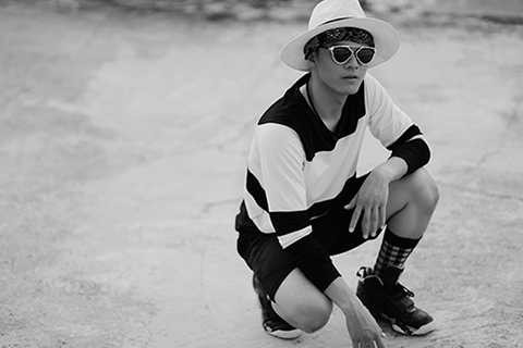 Đặc biệt, với những mẫu thiết kế thuộc phong cách street style, Lâm Vinh Hải luôn mang đến nét sống động cho từng khuôn hình.